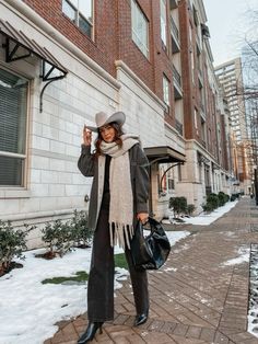 Winter Cowboy Hat Outfit, Women’s Cowboy Hat Outfits, Black Felt Cowboy Hat Outfit, Celebrity Cowboy Boots Outfit, Western Hat Outfit Winter, Cowboy Hat Outfit Woman Winter, Western Chic Fall Outfits, Cowgirl Airport Outfit, Texas In Winter Outfits