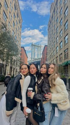 New York City Fits Winter, What To Do In New York In Winter, New York Classy Outfit, New York Friend Group, New York Aesthetic Girl Winter, Friends In Nyc Aesthetic, New York City With Friends, Christmas Nyc Photoshoot, Girls Trip New York City