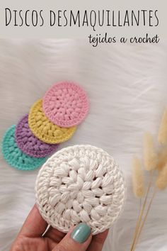 crochet coasters with text overlay that reads, dissosas desmaquilliantes tejelas a crochet