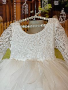 Vestido tutú elástico, cómodo y blanco, perfecto para una boda al aire libre, Manga larga
 se adapta a 9-12 meses


 #fabuloso #vestido de verano #florista #infantil #regalo para bebé

 Este vestido de fiesta presenta varias capas de tul para darle un aspecto extra hinchado y, al mismo tiempo, es muy cómodo. Funciona muy bien como vestido de niña de las flores o simplemente como vestido de invitada a la boda, entre muchas otras ocasiones especiales.


 Ocasión: vestido de princesa vintage perfec Lace Princess Dress Ball Gown For Dress-up, Summer Princess Dress With Lace Trim, Summer Lace Princess Dress With Lace Trim, Summer Lace Tutu Dress For Dress-up, Lace Dress For First Communion In Summer, Wedding Tutu Dress With Lace Bodice, Lace Princess Dress With Ruffles For Wedding, Tulle Tutu Dress With Lace Bodice For First Communion, Spring First Communion Lace Dress