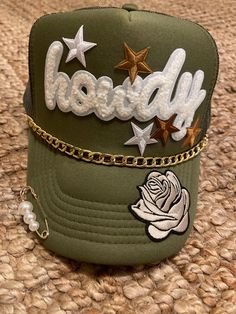 Howdy...with gold chain detail ❤️ Womens Western Hats, Hat Business, Hat Chain, Custom Trucker Hats, Sox Hat, Custom Caps, Hat Ideas, Western Hats, Hat Shop