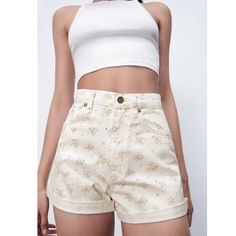 Zara Floral Mom Fit Roller Short - Size: Available In Eu 26 (Us 2). Chic Cream Floral Print Bottoms, Cream Floral Print Bottoms For Spring, Spring Floral Print Cream Bottoms, Feminine Off White Bottoms For Summer, Feminine Off White Summer Bottoms, Feminine Cream Bottoms For Summer, Feminine Cream Summer Bottoms, Feminine White Bottoms For Spring, White Zara Bottoms For Spring