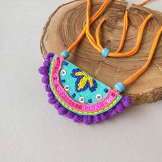 Embroidered Jeans Diy, Eclectic Necklace, Pom Pom Necklace, Accessories Colorful, Eclectic Boho, Beads Craft Jewelry, Felt Jewelry, Fabric Necklace, Unique Accessories