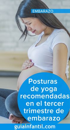 a pregnant woman sitting on the floor with her belly in her hands and text reading posturas de yoga recomendadas en el tercer timer