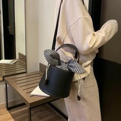 SPECIFICATIONSTypes of bags: Shoulder & HandbagsStyle: FashionShape: BucketPattern Type: PatchworkOccasion: VersatileNumber of Handles/Straps: SingleMain Material: PULining Material: PolyesterItem Type: HandbagsInterior: Cell Phone PocketHardness: SoftHandbags Type: Shoulder BagsGender: WOMENDecoration: BowClosure Type: STRINGBrand Name: CyflymderSize:18cm*14.5cm*17.5cm Never Full Bag, Designer Crossbody Bag, Bow Women, Bucket Handbags, Lv Bags, Famous Designer, Women Shoulder Bag, Plaid Bow, Designer Crossbody