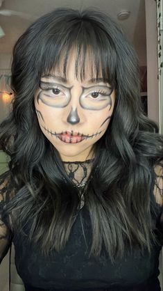 Skeleton Makeup And Outfit, Alt Costume Ideas, Characters For Halloween, Girl Skeleton Makeup, Red Skeleton Makeup, Easy Catrina Makeup, Simple Sugar Skull Makeup, Catrina Aesthetic, Calavera Makeup