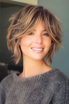 Shaggy Short Hair Women, Flicked Hairstyles, Short Length Hair, Feathered Layers, Kort Bob, Short Shaggy Haircuts, Chunky Highlights, Short Shag Haircuts