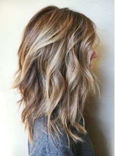 Cut and color: good if your trying to transition from brown to blonde Trending Hair 2023 Women, Medium Long Length Haircut With Layers, Bang Haircuts, Haircolor Ideas, Messy Curly Hair, Haircuts Medium, Long Bobs, Mom Hair, Inverted Bob Hairstyles