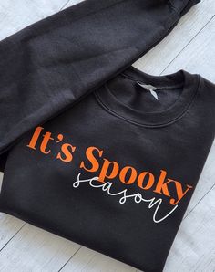 Cute Cricut Designs For Shirts, Halloween Sweater Ideas, Halloween Vinyl Ideas, Cricut Sweaters, Crewneck Design Ideas, Fall Shirt Ideas, Halloween Sweaters, Sweater Print, Halloween Clothes