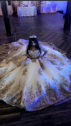 Gold Dress For Quinceanera, Quinceanera Dress With Sleeves, White And Gold Quinceanera Theme, Quince Guest Dresses, Pink And Gold Quinceanera Dress, Champagne Quinceanera Theme, Elegant Quince Dresses, Modern Quinceanera