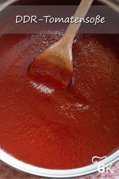 a wooden spoon in a saucepan filled with red tomato sauce and text overlay reads, dr - tomatensofe