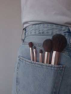 Makeup Artist Ideas Professional, Makeup Artist Photoshoot, Best Makeup Brush Cleaner, Makeup Studio Decor, Professional Headshots Women, Flatlay Makeup, Make Up Studio