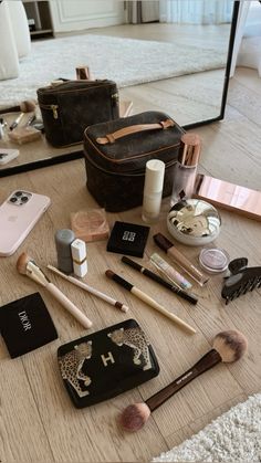 makeup spread! for any links i missed just ask 🫶🏼 Beauty Content Creator Aesthetic, Makeup Vision Board, Makeup Bag Ideas, Aesthetic Makeup Bag, Makeup Bag Aesthetic, Makeup Bag Essentials, Makeup Wishlist, Smink Inspiration, Makeup Needs