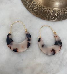 Marbled resin hoop earrings measuring 3.5 cm x 4.7 cm. Ear wires are tarnish resistant gold-plated over brass. Nickel Free.Comes in a pair and the base metal is brass.Comes in a black velvet pouch. If these are a gift and you would like a box free of charge please mark the order as a gift or leave a message at check out.INTERNATIONAL BUYERS please choose the tracking option if you would like your order to be tracked. Hoop Earrings With French Hook For Gift, Tortoiseshell Hoop Earrings For Gift, Resin Jewlery, Marbled Resin, Resin Hoop Earrings, Marble Earrings, Earrings Inspiration, Crystal Stars, Velvet Pouch