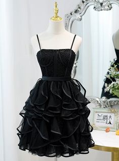 Pristinely presented, this dress is a vision in black, perfect for the young woman with a taste for the timeless. The bodice's delicate shimmer, coupled with the layered tulle skirt's cascading ruffles, evokes the classic ballerina aesthetic with a contemporary twist. The dress's silhouette, both flattering and feminine, promises to turn heads and captivate attention throughout the homecoming festivities. Simple Party Dress, Prom 2022, Dama Dresses, Professional Dress, Homecoming Dresses Black