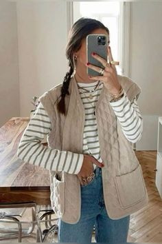 Women Gilet Outfit, Layered Vest Outfits, Sweater Tunic Outfit, Vest Layering Outfits, Women Winter Outfits Casual, Vest Outfits For Women Winter, Neutral Winter Outfits, Outfits Aesthetic Winter, Work Outfits Casual