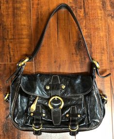 Handbag Heaven, Rocker Chic, Bags Black, Pretty Bags, Shoulder Tote Bag, Cute Bags, Outfit Casual, Dream Clothes, Vintage Bags