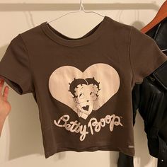 Very Cute Betty Boop Crop Top. New With Tag. Crop Tops Graphic Tees, Betty Boop Crop Top, Betty Boop Shirt, Black Crochet Top, Brown Crop Top, Crop Top With Jeans, Colorful Crop Tops, Cute Pajama Sets, Canvas Shoes Women