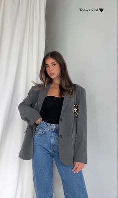 Grey Blazer Coat Outfit, Black Oversize Blazer Outfit, Blazer Grigio Outfit, Dark Grey Blazer Women Outfit, Drinks After Work Outfit, That Woman, Gray Blazer Outfit, Grey Blazer Outfit