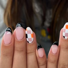 Cute Nail Ideas For Halloween, Two Tone Nail Art, Nails Fall Halloween, Almond Nails Designs October, Black Nails October, Dip Halloween Nail Ideas, Orange And Black Checkered Nails, Halloween Nails Checkered, Halloween Round Nails