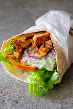 Chicken Wrap Recipe, Tzatziki Chicken, Grilled Chicken Wraps, Plats Healthy, Chicken Wrap Recipes, Easy Grilled Chicken, Wrap Recipe, Chicken Wrap, Recipe Indian