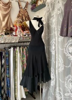 Black Fashion Dresses Classy, Long Black Dresses Casual, Sewing Party Dress, Elegant Vintage Outfits, Formal Black Attire, Dress Aesthetic Elegant, Prom Vintage Dress, Formal Black Dresses, Grunge Dresses