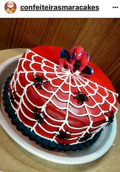 a spiderman cake on a plate with the caption'confitieiras maracasas '