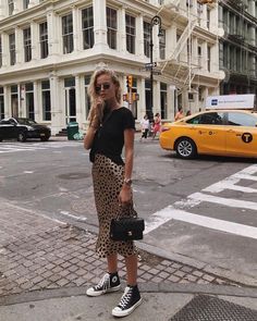 Leo Rock Outfit, Rok Outfit, Crazy Rich, Outfit Chic, Leopard Print Skirt, Spring Street Style, Midi Skirts, Fashion 2018