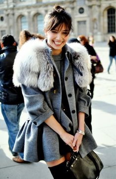 That's an OMG coat. High Bun, Casual Styles, Grey Coat, Looks Street Style, 가을 패션, Pea Coat, Fashion Mode