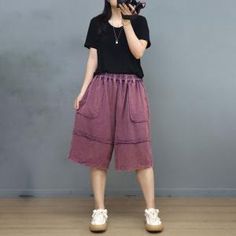 Spring Baggy Knee-length Bottoms, Casual Knee-length Bottoms With Pockets, Baggy Knee-length Pants With Pockets, Baggy Knee-length Summer Pants, Casual Baggy Knee-length Pants, Casual Non-stretch Knee-length Shorts, Non-stretch Cotton Shorts With Elastic Waistband, Knee-length Bottoms With Side Pockets For Spring, Casual Solid Knee-length Bottoms