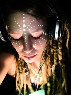 DJane | Love the tribal face paint #dreadlocks Adult Face Painting, Dread Styles, Festival Makeup Rave, Festival Makeup Glitter, Michael Johnson, Rave Makeup