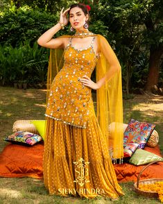 Dress For Haldi Function, Haldi Outfit For Bride, Yellow Sharara, Orang India, Haldi Ceremony Outfit, Haldi Dress, Haldi Outfits, Haldi Outfit