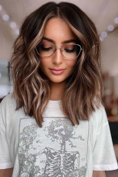 Winter Balayage, Hip Hair, Brown Hair Balayage, Shot Hair Styles, Winter Hair Color, Ombre Hair Color, Hair Color And Cut, Hair Color Balayage