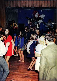 High School Life 1970-1972: Yearbook Pictures From Your Average American School - Flashbak Yearbook Pictures, High School Dance, Shall We Dance, High School Life, Back In My Day, Retro Girls, Vintage School, School Dance, Vintage Pics