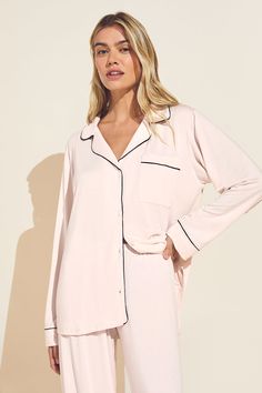 A 2018 Oprah’s Favorite Things pick, she describes these classic PJ’s as ‘soft, flattering, and timeless.’ In the mid-2000s, we set out to create the world’s softest pajamas for a beautiful night’s rest. Gisele delivers, merging a classic men’s PJ silhouette with sustainable TENCEL™ Modal fibers. Our luxurious, temperature-regulating knit fabric drapes and falls in all the right ways. Plus, it’s machine washable, and gentle on skin, so it not only feels beautiful but it’s easy to care for, too. Loungewear Brand, Pink Pajama Set, Womens Pj Sets, Preppy Inspo, Online Stylist, Pajama Fashion, Hemant And Nandita, Beauty Sleep, Beautiful Night