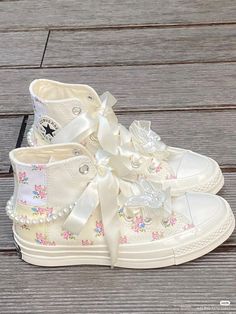 Cute Converse Shoes, Baju Kahwin, Cute Converse, Dr Shoes, Preppy Shoes, Music On Spotify, Pretty Shoes Sneakers, Cute Shoes Heels, Kawaii Shoes