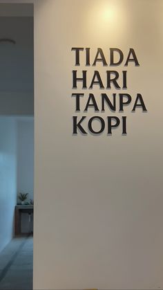 there is a sign on the wall that says tiada hari tanpa kopi