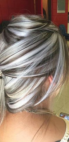 This style/colour would definitely make the best use of my greys. But am I brave enough? Platinový Blond, Cool Blonde Highlights, Grey Hair Color Silver, Blonde Lowlights, Granny Hair, Silver Highlights