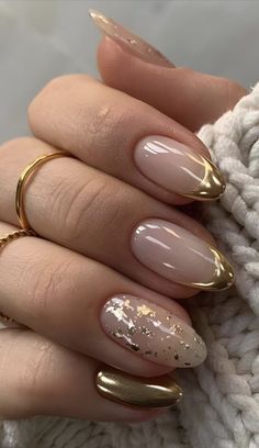 Gold Leaf Nail Designs, Uñas Old Money Aesthetic, Wedding Guest Nails Ideas Classy, Uñas Old Money, Nails For Wedding Guest, Gold Fall Nails, Wedding Guest Nail, Wedding Guest Nails, Golden Nails