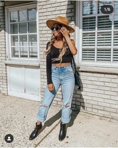 Nicole Neissany petite fashion blogger in denim, boots, and a crop top Fall Outfits With Jeans, Fedora Outfit, Women Fall Outfit Ideas, Fall Outfit Trends, Fall Fashion Looks, Lulu Outfits, Fall Coats