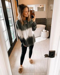 Sweatshirt Outfit Ideas Casual, Trendy Cozy Fit Sweatshirt For Everyday, Cozy Everyday Sweats With Crew Neck, Fall Outfits Shorts, Comfy Soft-washed Sweatshirt For Everyday, Everyday Comfy Soft-washed Sweatshirt, Cozy Super Soft Everyday Sweatshirt, Comfy Casual Fall Outfits, Sweatshirt Outfit Ideas