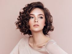 Medium Curly Haircuts, Haircuts For Round Faces, Bob Haircut For Round Face, Medium Curly Hair Styles, Haircuts For Wavy Hair