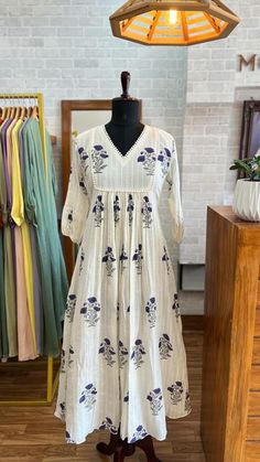 Crush Cotton Dress, Dress Materials Designs Latest Stitching, Anarkali Dress Pattern Cotton, Neck Stiching Designs, Cotton Salwar Designs For Stitching, Plain Cotton Kurti Designs Latest, Cotton Kurti Stitching Ideas, Cute Frocks For Women, Cotton Dress Designs Patterns