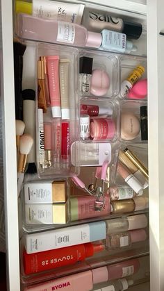 vanity draw Rangement Makeup, Makeup Vanities, Korean Beauty Products, Makeup Bag Essentials, Makeup Drawer Organization, Makeup Drawer, Sephora Skin Care, Dream Aesthetic, Korean Products