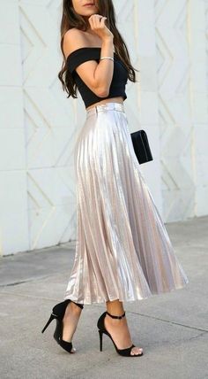 Metallic Skirt Outfit, Elegant Summer Outfits, Rok Outfit, Metallic Pleated Skirt, Gaun Fashion, Metallic Skirt, Shalwar Kameez, Summer Skirts, Mode Inspiration