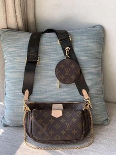 Summer Designer Handbags 2023, Louis Vuitton Bag Crossbody Purses, Expensive Summer Outfits, Louis Vuitton Bag Aesthetic, Tas Louis Vuitton, Tas Lv