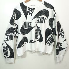 Nike Womens Db5994-100 Icon Clash White Black Pullover Sweatshirt Size 1x Brand: Nike Department: Women Type: Sweatshirt Size Type: Plus Size: 1x Color: White Black Style: Pullover Style Code: Db5994-100 Sleeve Length: Long Sleeve Pattern: Solid Theme: Sports Accents: Logo Features: Loose Fit, Comfort Closure: Pullover Material: 80% Cotton, 20% Polyester Fit: Regular Performance/Activity: Cycling Neckline: Crew Neck Season: Fall, Winter Vintage: No Occasion: Casual Garment Care: Machine Washable Nike Sweatshirt With Logo For Streetwear, Nike White Sweatshirt With Letter Print, Nike Tops With Letter Print For Fall, White Grunge Top For Fall, White Grunge Tops For Fall, Nike Graphic Print Sweatshirt For Streetwear, White Sporty Sweatshirt With Graphic Print, 90s Style Crew Top With Logo Print, 90s Crew Neck Top With Logo Print