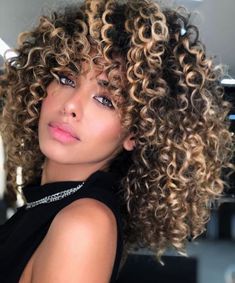 Hombre Hair, Blonde Highlights Curly Hair, Dyed Curly Hair, Highlights Curly, Highlights Curly Hair, Hair Color Caramel, Blonde Curly Hair