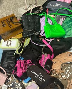 Baddie Purses, Amazon Travel Must Haves, Carry On Makeup, Girly Essentials, International Travel Essentials, Europe Travel Essentials, Essentials Checklist