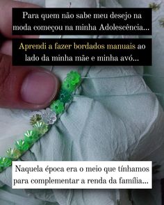 a person holding a green bracelet with flowers on it and the caption in spanish